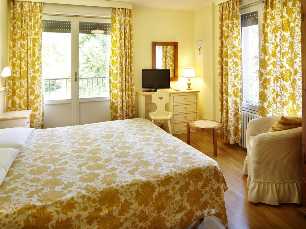 Albergo Milano Snc Lanzo dʼIntelvi Habitación foto