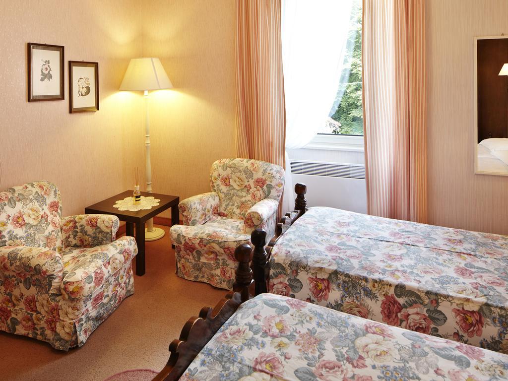 Albergo Milano Snc Lanzo dʼIntelvi Habitación foto