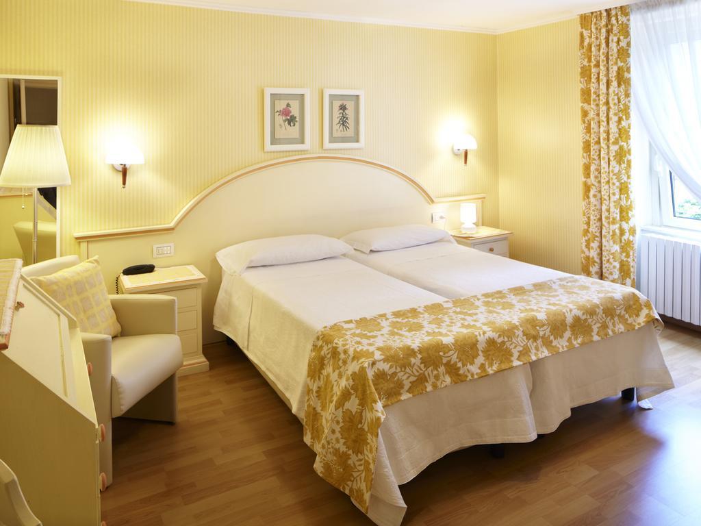 Albergo Milano Snc Lanzo dʼIntelvi Habitación foto