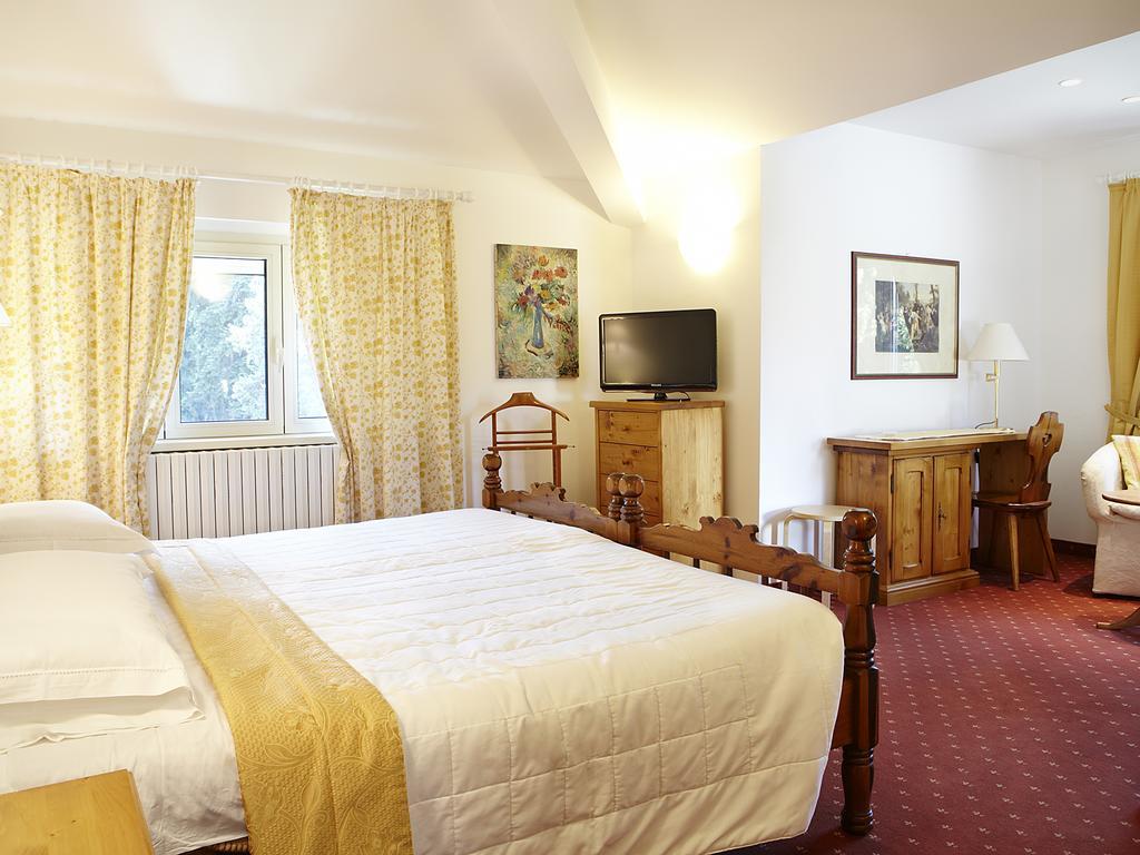 Albergo Milano Snc Lanzo dʼIntelvi Habitación foto
