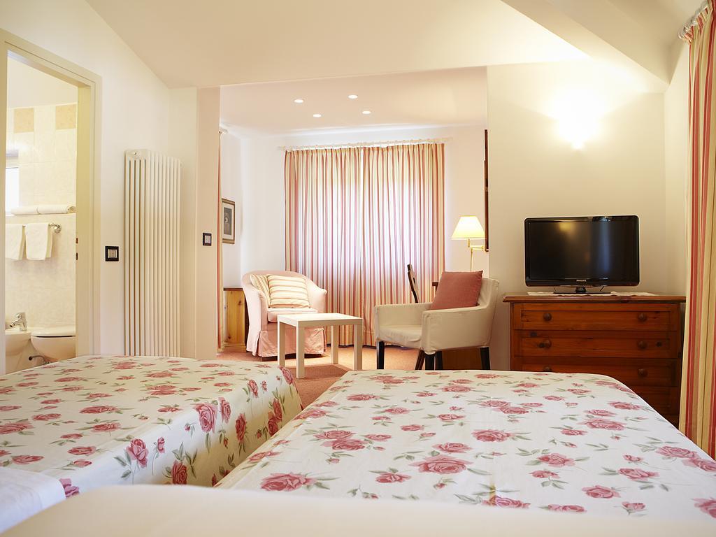 Albergo Milano Snc Lanzo dʼIntelvi Habitación foto